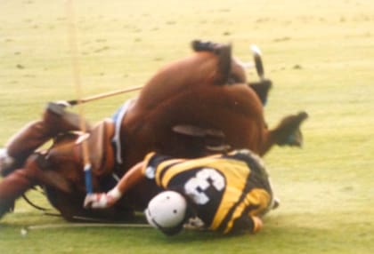 La brutal caída del Ruso en Inglaterra 99, con lesiones serias. Fue en mayo y en diciembre ganaría el Abierto de Palermo