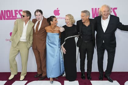 La buena onda del Pitt y Clooney parece ser compartida con el resto del elenco de Lobos: todos, desde Richard Kind, Poorna Jagannathan y Amy Ryan hasta Zlatko Buric posaron divertidos para los flashes en la previa a la proyección del film