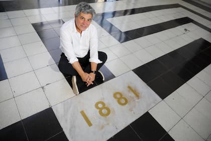 La Buenos Aires de 1881 es el escenario en el que transcurre la historia. Una ciudad en permanente cambio