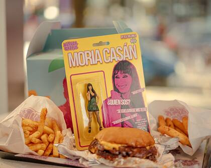 La Burger Couple Box incluye una de las tres burgers principales, papas, aros de cebolla y un muñeco de colección