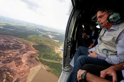 El presidente de Brasil, Jair Bolsonaro, recorre la zona afectada en helicóptero