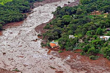  Una vista aérea muestra una casa parcialmente destruida después de que una presa colapsara en Brumadinho, Brasil