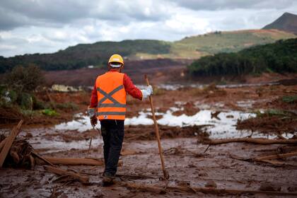  Un rescatista camina en el área afectada por un deslizamiento de tierra después del colapso de una represa que pertenecía a la gigante minera brasileña Vale