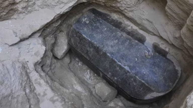 Buscaban la tumba de Alejandro Magno y hallaron un sarcófago bajo el agua: al abrirlo se quedaron sin palabras