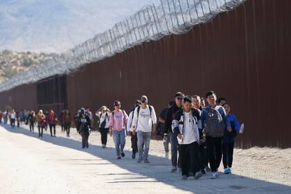 Qué es la autodeportación, la opción de muchos inmigrantes legales ante las amenazas de Trump - LA NACION