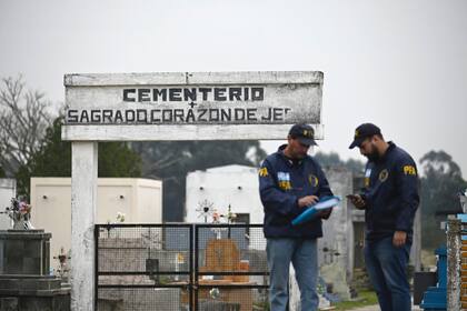 La búsqueda de pistas de Loan en un cementerio