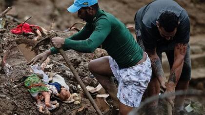 La búsqueda de sobrevivientes continúa en una lucha contrarreloj. Cinco millones de personas viven en zonas de riesgo de deslaves en Brasil