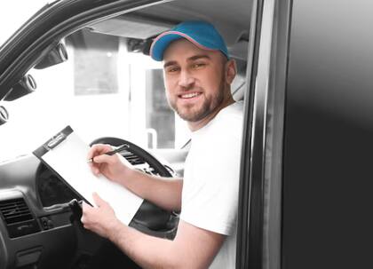 La búsqueda de trabajo es para conductores con licencia de conducir comercial y para mecánicos de vehículos de diésel