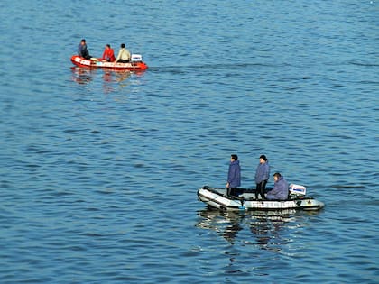 La búsqueda del avión de LAER caído al río el 2 de junio de 1995 (Archivo)