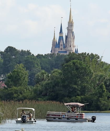 La búsqueda del pequeño, con el castillo de Magic Kingdom al fondo