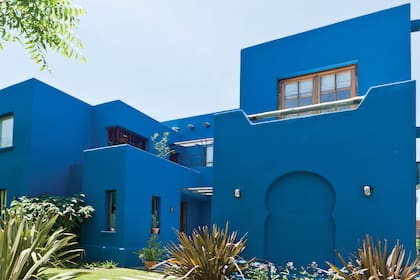 La búsqueda no fue hacia un estilo arquitectónico sino hacia una mezcla virtuosa de aquí y allá: el Jardín Majorelle en Marruecos; una casa de playa en Uruguay; la ilusión de la costa griega.