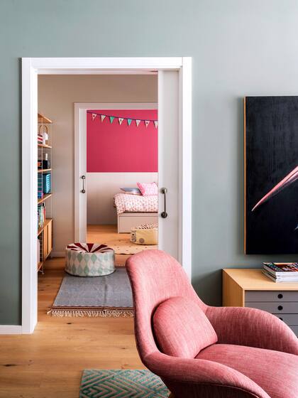 La butaca ‘Swoon’ en el living dialoga con la pared en rosa (más intenso) que responde fantásticamente a la perspectiva.