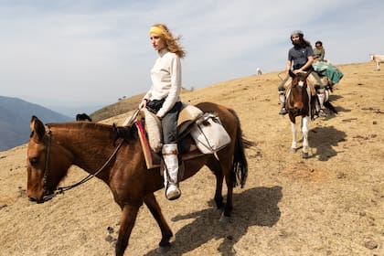 La cabalgata organizada por Cabra Horco que asciende por los cerros.
