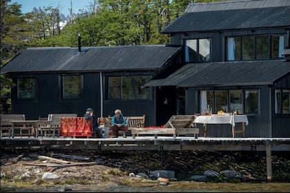 La cabaña, colgada sobre el espejo de agua, está rodeada de bosques de lenga (Foto: plansouthamerica.com)