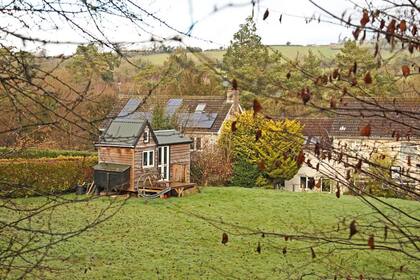La cabaña de Thomas Lear ocupa apenas un espacio pequeño en el jardín de su casa paterna