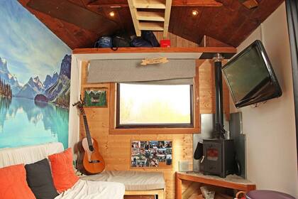 La cabaña tiene una estufa a leña para calefaccionarse