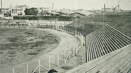 La cabecera norte de la vieja Bombonera de madera, que Boca le entregó a Ferro en 1938 a cambio de Arcadio López y la localía en Caballito hasta que terminen las obras del nuevo estadio
