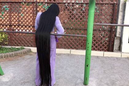 La cabellera de la modelo y bailarina japonesa mide 1,80 metros, 13 centímetros más que su propia estatura