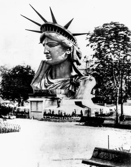 La cabeza de la Estatua de la Libertad, en Francia a comienzos de 1884, antes de ser embarcada hacia los Estados Unidos