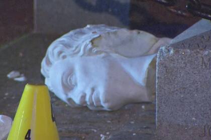 La cabeza de una estatua vandalizada en Boston