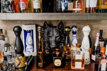 La cabeza de un lobo forma parte de la decoración, entre las botellas de licor