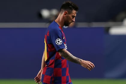 La cabeza gacha, una típica conducta de Leo Messi cuando el resultado lo golpea.