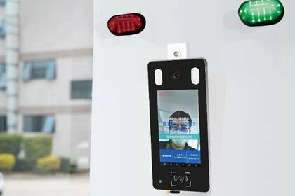 La cabina de desinfección tiene un semáforo que alerta si la temperatura corporal de la persona es alta