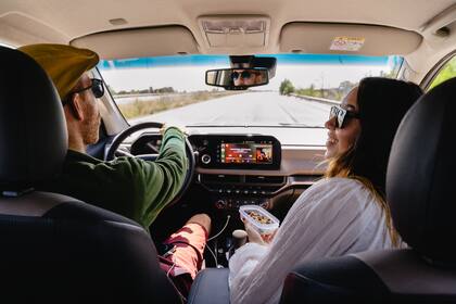 La cabina de la Chevrolet S10 combina confort y tecnología, con Wi-Fi para siete dispositivos y sistemas de conectividad como Android Auto y Apple CarPlay para un viaje más conectado.