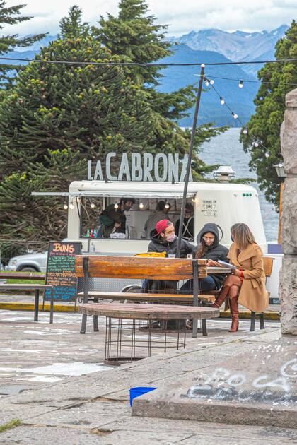 La Cabrona, el food truck de la prestigiosa chef Julieta Caruso, que habitualmente está estacionado todos los mediodías en el km 2 de la Av. Exequiel Bustillo