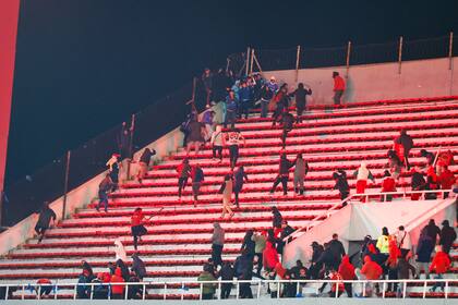La cacería humana de la barra de Independiente sobre los de Universidad de Chile que había iniciado el caos