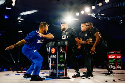 El Show del 8° Power Slap en Las Vegas, con Vern "The Mechanic" Cathey preparando su cachetazo en el combate ante Austin Turpin