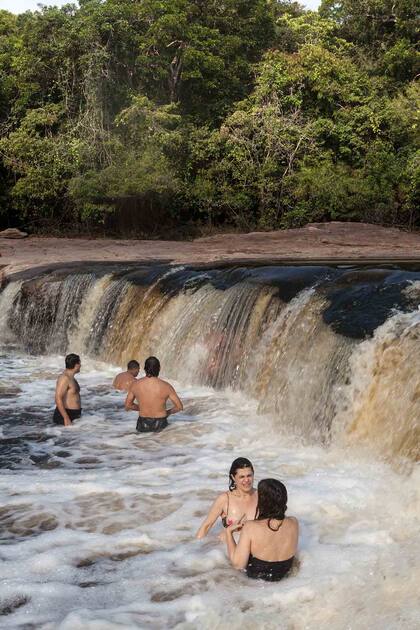 La Cachoeira de Carabinani, una pequeña cascada del Parque Nacional do Jaú.