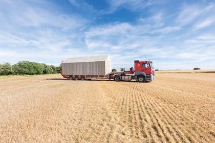 La cada pesa 8 toneladas, se lleva en camión allí donde haya una ruta para recorrer y sólo toma una hora instalarla.