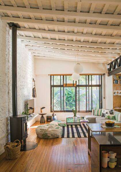 La cadena a la derecha del ventanal es de la persiana metálica. Seguridad de noche y vista sin interrupciones hacia el jardín durante el día.