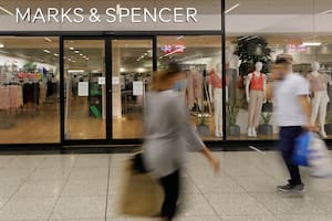 La cadena británica de moda y alimentación Marks Spencer dijo que planea recortar otros 7000 puestos de trabajo