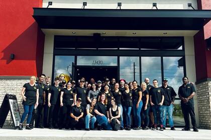 La cadena cerró 14 locales en el último año, dentro de los que figuran ocho propios, como parte de su plan para reducir costos operativos