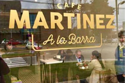 La cadena de cafeterías Martínez comercializa un promedio de 70.000 alfajores grandes, y cerca de 120.000 unidades -incluyendo los minis y conitos- al mes, a través de sus más de 210 sucursales