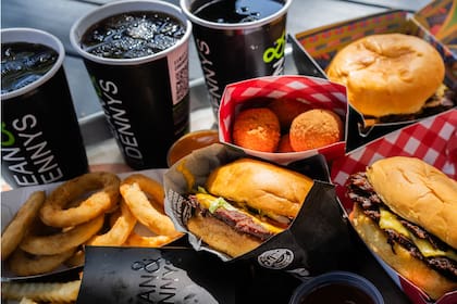 La cadena de hamburgueserías despacha 700 mil medallones de carne por mes desde la planta instalada en el corazón de Villa Crespo