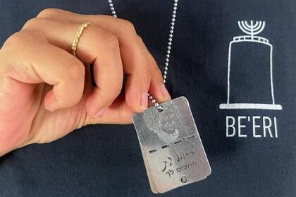 La cadena de Shir tiene grabado un retrato de su amiga Carmel Gat, que esperaba desesperadamente que fuera liberada con vida