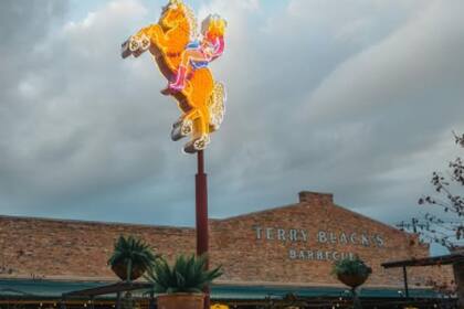 La cadena fue fundada por Mark y Michael Black, nietos de Edgar Black, quien estableció Black’s Barbecue en Lockhart en 1932. Foto: @terryblacks_bbq