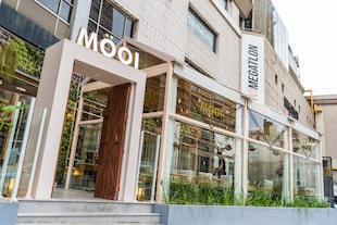 La cadena Möoi eligió a Alto Palermo para abrir su restaurante número catorce; seguridad y estacionamiento son los principales atractivos que ofrecen los centros comerciales