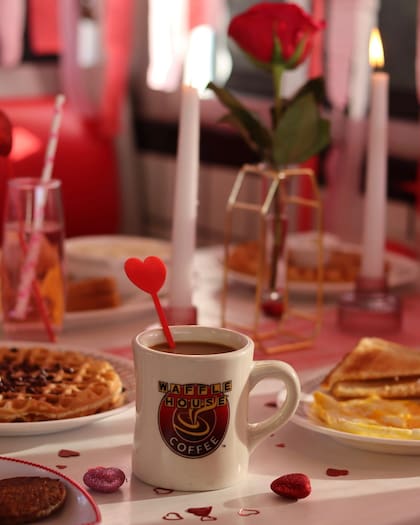 La cadena prepara cenas con manteles blancos, música suave y atención personalizada para San Valentín (Instagram/@wafflehouseofficial)