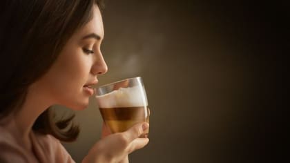 La cafeína puede provocar una elevación temporal de la presión arterial, por lo que se recomienda mantener una ingesta moderada y consultar la dosis segura con un especialista