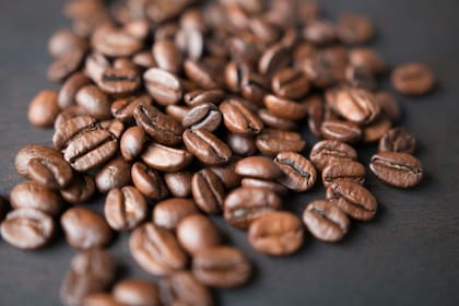 La cafeína se puede encontrar en los granos de café