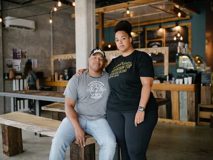 La cafetería Campfire Coffee en Tacoma, Washington, tal vez deba aumentar sus precios porque los granos de café arábica se han encarecido, dijo Quincy Henry, quien es el dueño del establecimiento, junto con su esposa Mimi.