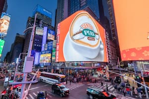 Ya puedes sentarte en el sofá naranja de Friends: horarios y ubicación de la cafetería oficial