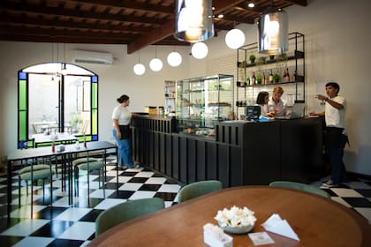 La cafetería con líneas coloniales tiene toques modernos puertas adentro, donde también se reparten varias mesas.