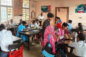 La cafetería de basura de Ambikapur ofrece comidas a decenas de personas al día a cambio de residuos plásticos.