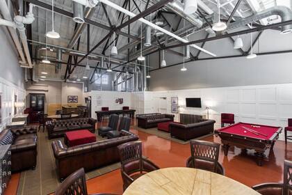 La cafetería de la antigua prisión se convirtió en un espacio comunitario para los residentes