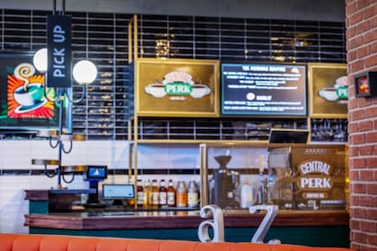 La cafetería de Nueva York cuenta con varios detalles específicos que hacen alusión a la serie Friends (Central Perk)